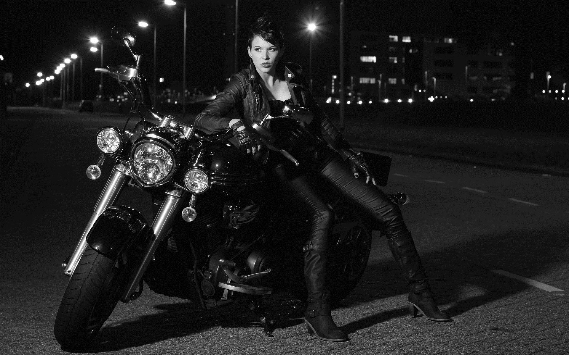 Photo Beautiful girls and motorcycles in Oslo